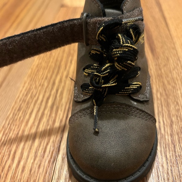 Carter’s boys boots 5T - Picture 2 of 3